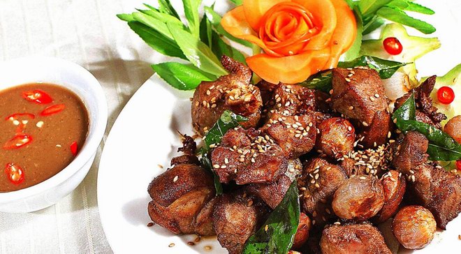 Thit de, com chay Hoang Long (Goat meat, burnt rice) - Ninh Binh